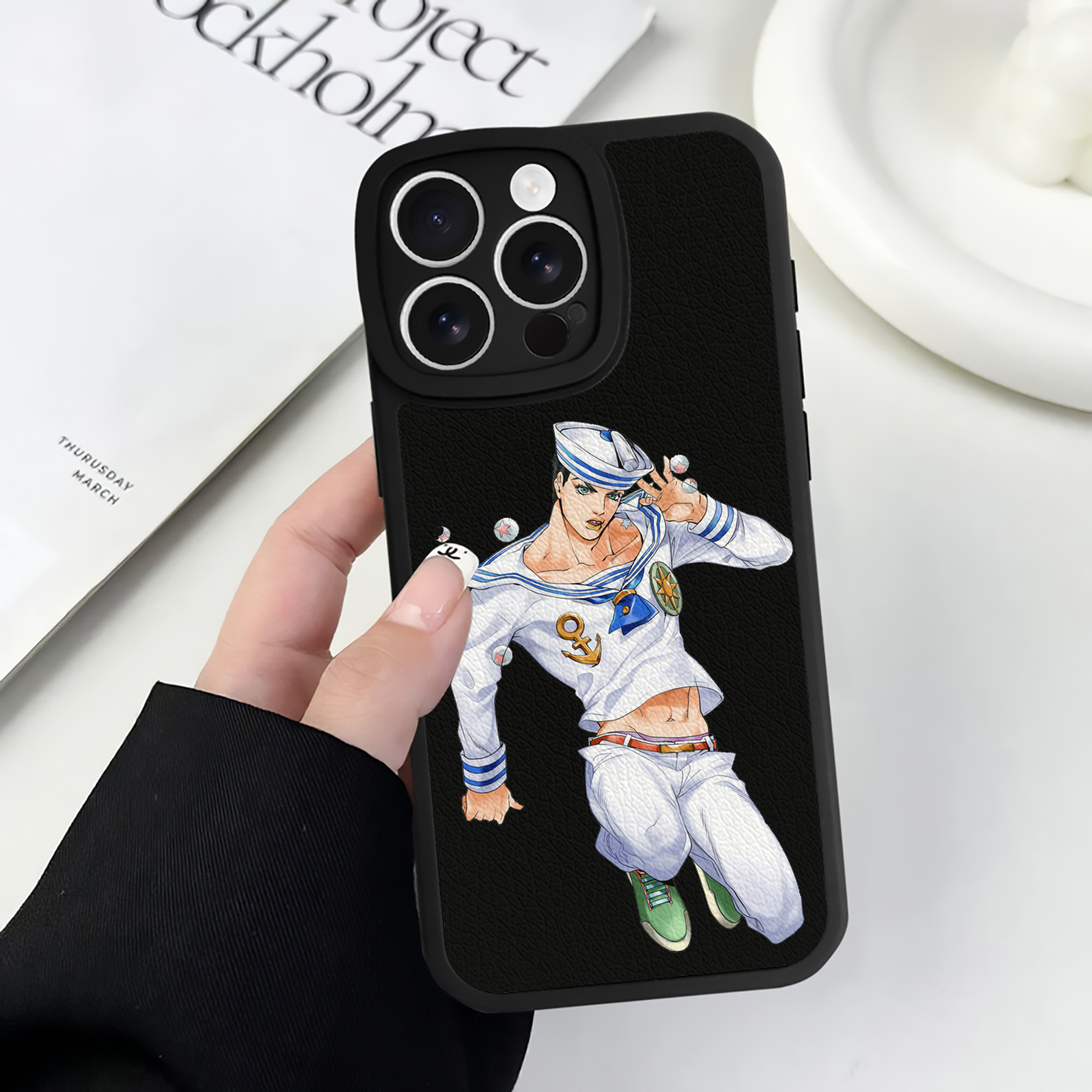 （画像用） ジョジョの奇妙な冒険 東方定助 JoJo's Bizarre Adventure Higashikata Josuke 【iPhone 16シリーズ対応】シリコンスマホケース（レザー調） 材質：シリコン
